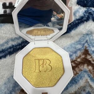 Fenty Beauty by Rihanna Killawatt highlighter